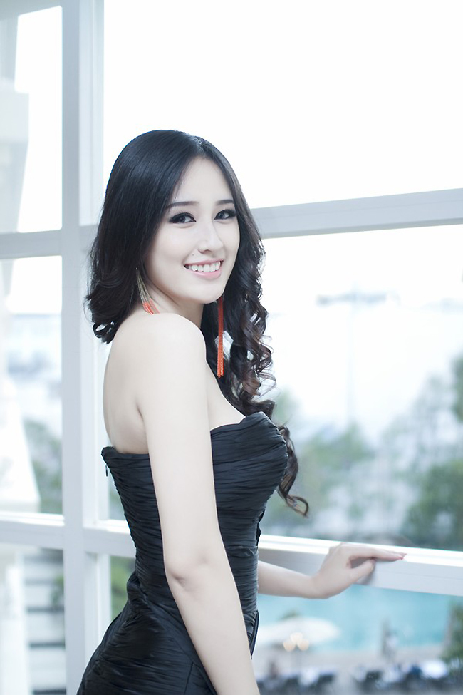 Bờ vai trần ngọc ngà của người đẹp Việt.