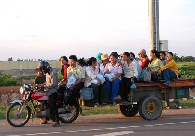 Chị em cùng nhau lên phố
