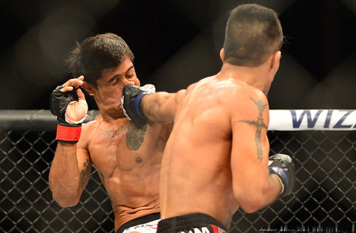 UFC: Cắn răng nhận 12 cú đấm mới chịu thua - 1
