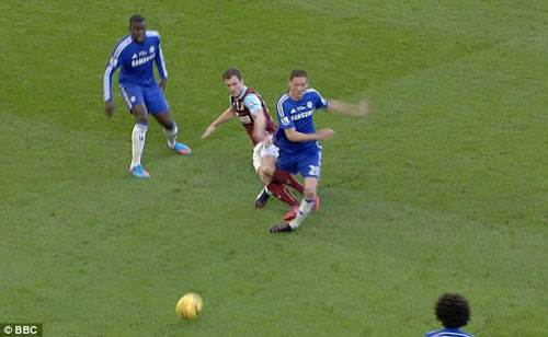 Bằng chứng cho thấy Chelsea bị chèn ép - 4