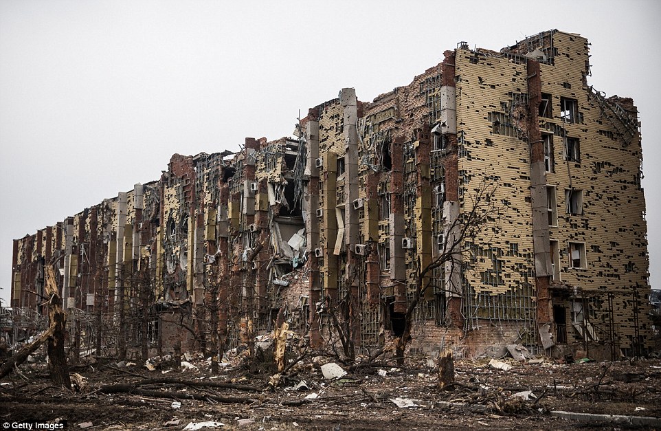 Đông Ukraine hoang tàn như sau chiến tranh TG thứ 2 - 1