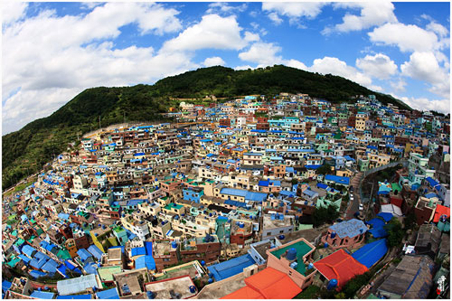 Làng Taegeukdo, hay còn gọi là Làng Thái cực đạo, nằm ỏ phường Gamcheon 2, quận Saha, thành phố Busan. Với những nóc nhà đủ sắc màu: xanh xanh, hồng hồng, chấm thêm màu vàng vàng, da cam....nổi bật giữa nền trời xanh ngắt, ngôi làng còn được gọi là 'làng Lego' hay 'Santorini của Hàn Quốc'. 
