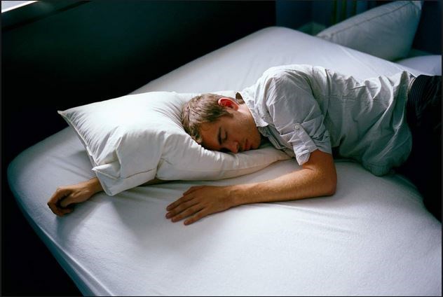 Ngủ nhiều làm tăng nguy cơ đột quỵ? - 1