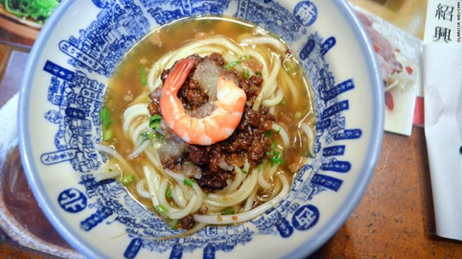 Món bún với thịt heo, tôm là một trong những món ăn nổi tiếng nhất của Tainan.
