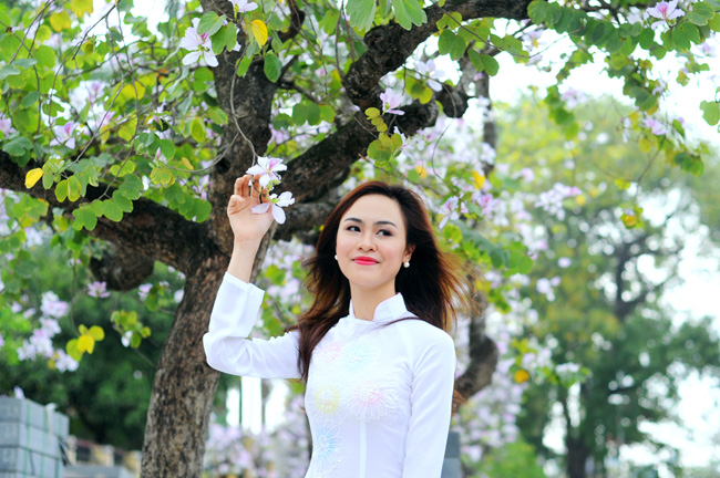 Người đẹp Kinh Bắc khoe sắc bên hoa ban giữa Thủ đô - 4