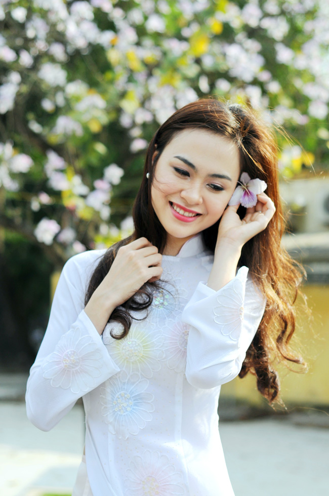 Người đẹp Kinh Bắc khoe sắc bên hoa ban giữa Thủ đô - 6