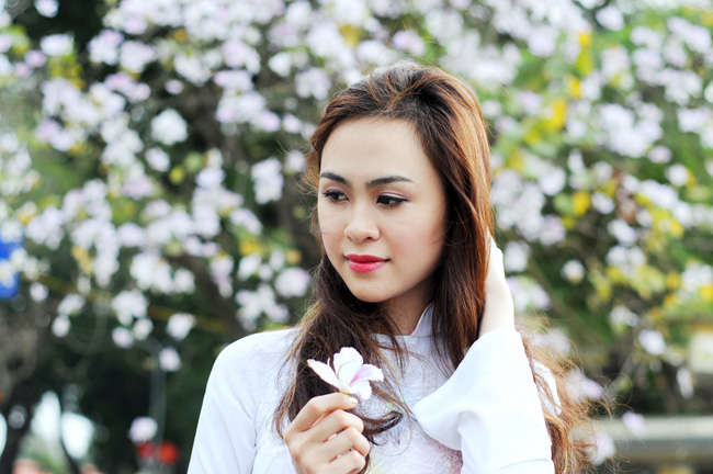 Người đẹp Kinh Bắc khoe sắc bên hoa ban giữa Thủ đô - 3