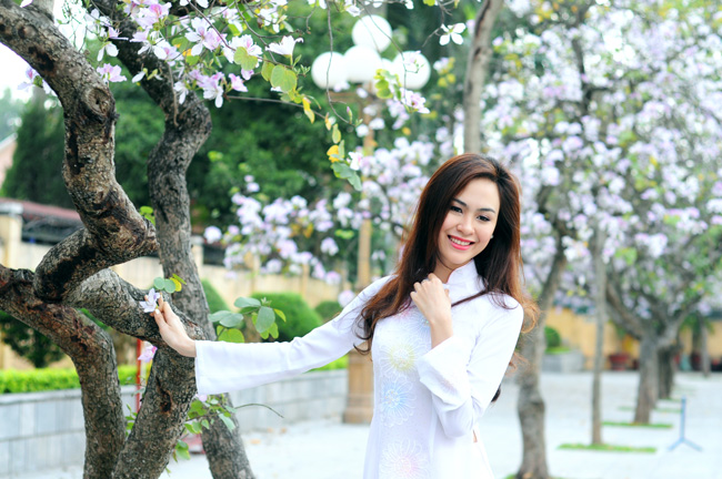 Người đẹp Kinh Bắc khoe sắc bên hoa ban giữa Thủ đô - 2