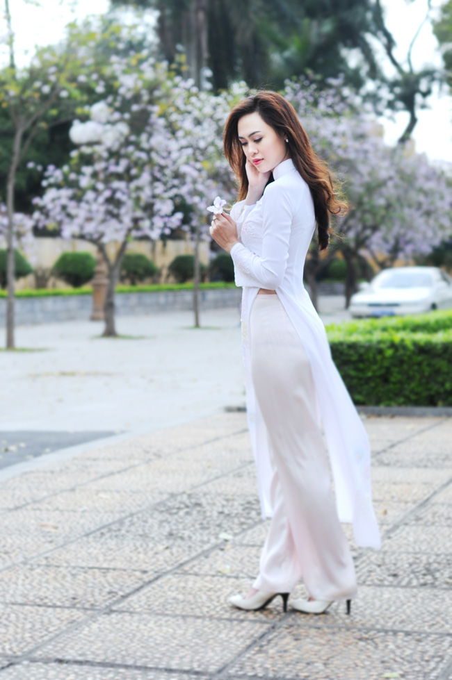 Người đẹp Kinh Bắc khoe sắc bên hoa ban giữa Thủ đô - 9