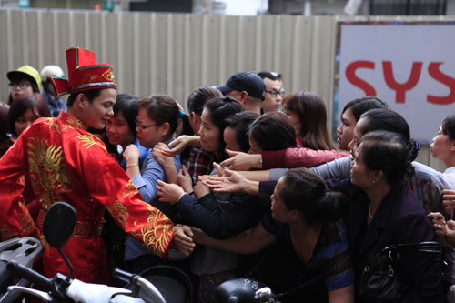 Ngày Vía Thần tài, chen nhau mua vàng từ 5 giờ sáng - 1