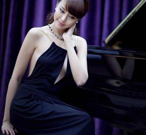 Ngất ngây trước “nữ thần piano” gợi cảm nhất châu Á - 1