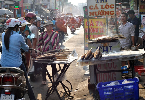 Người Sài Gòn đổ xô đi mua cá lóc nướng cúng Thần Tài - 1