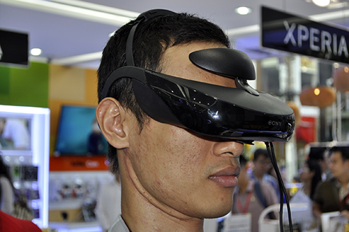 Dùng thử kính thực tế ảo Sony HMZ-T3 đang trưng bày tại TP.HCM - 1