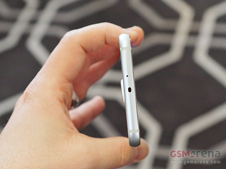 Galaxy S6 sử dụng thỏi pin 2550 mAh, trong khi các Galaxy S6 Egde có pin 2.600 mAh. Những thỏi pin này đều hỗ trợ tính năng sử dụng siêu tiết kiệm điện năng và chế độ sạc pin nhanh, cho thời gian ngắn hơn 1,5 lần so với S5, cũng như khả năng sạc không dây. Tuy nhiên, thỏi pin thấp đang khiền nhiều người chưa thực sự hài lòng.
