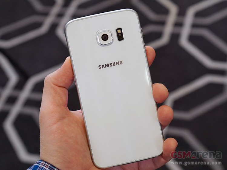 Samsung Galaxy S6 chạy hệ điều hành Android 5.0 Lollipop nâng cao với giao diện người dùng TouchWiz mới nhất và nhìn ‘sạch’ hơn.
