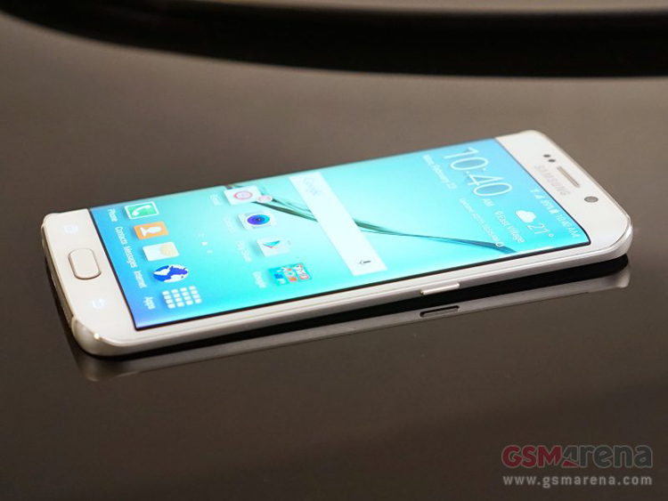 Galaxy S6 Edge được Samsung trang bị màn hình kích thước 5,1 inch công nghệ Super AMOLED với độ phân giải QHD (2560 x 1440 pixel), cho mật độ điểm ảnh siêu cao 577ppi.
