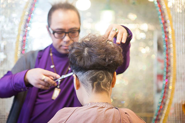 Thợ tóc nổi tiếng với tài cắt kiểu hình con dê - 1
