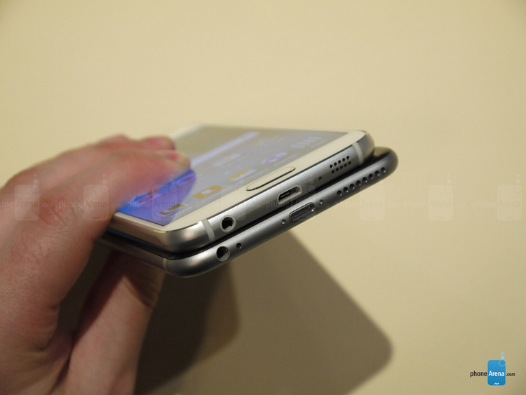 Nhìn bức ảnh này nhiều người cho rằng Galaxy S6 đang 'nhái' phong cách trên iPhone 6 Plus, nhưng thực chất sau khi bộ đôi smartphone mới của Apple chuyển giắc cắm tai nghe từ trên xuống dưới giống như hầu hết các smartphone của Android hiện nay.
