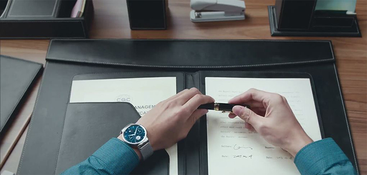 Đeo Huawei Watch khi làm việc giúp tôn lên vẻ sang trọng và lịch lãm.
