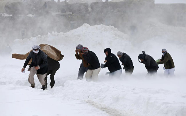 Ảnh: Lở tuyết làm chết hàng trăm người ở Afghanistan - 1