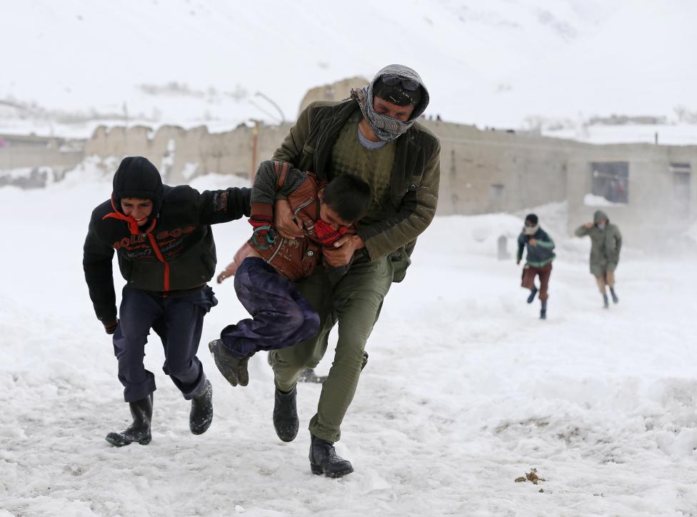 Ảnh: Lở tuyết làm chết hàng trăm người ở Afghanistan - 2