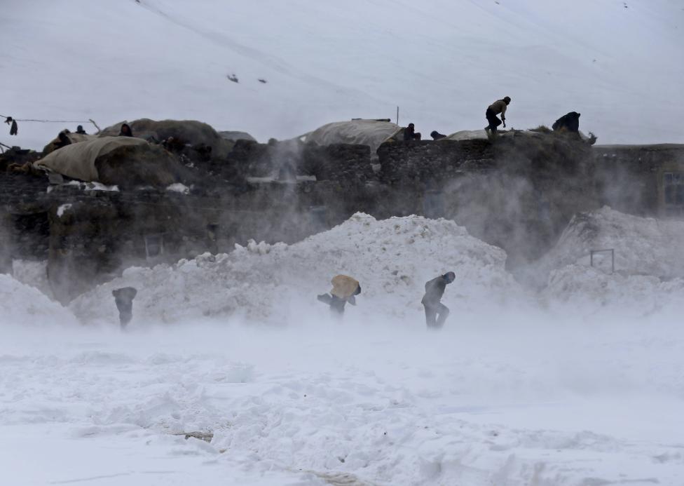 Ảnh: Lở tuyết làm chết hàng trăm người ở Afghanistan - 6