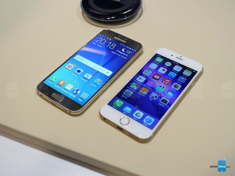 Samsung Galaxy S5 có màn hình Super AMOLED kích thước 5,1 inch với độ phân giải QHD (1440 x 2560 pixel), mật độ điểm ảnh là 576 ppi. Trong khi iPhone 6 của Apple là màn hình IPS LCD 4,7-inch với độ phân giải 750 x 1334 pixel, mật độ điểm ảnh 326 ppi. Ở điểm này, Galaxy S6 đang tỏ ra vượt trội so với đối thủ.
