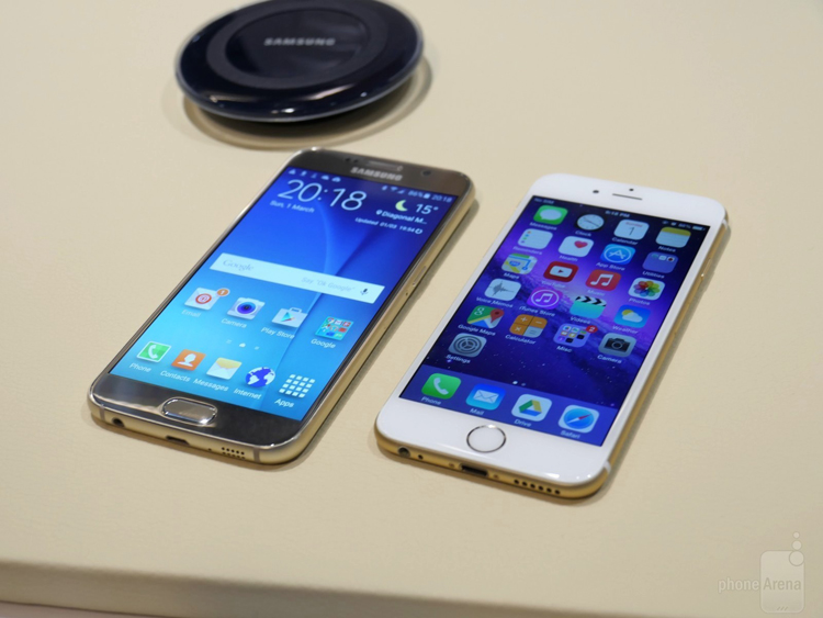 Galaxy S6 dùng phím Home hình vuông cỡ lớn, còn iPhone 6 là hình tròn, cả hai đều tích hợp công nghệ cảm biến dấu vân tay
