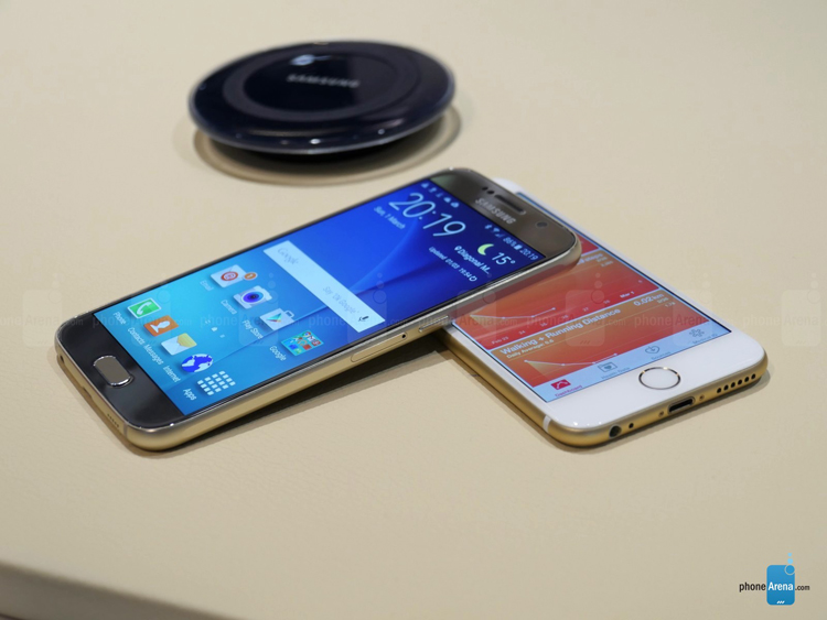 Galaxy S6 sử dụng bộ khung nhôm và ốp kính mặt sau, trong khi iPhone 6 lại sử dụng nhôm toàn bộ khung viền và mặt lưng
