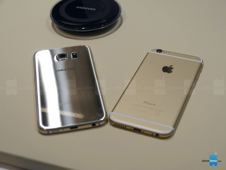 Nhìn mặt sau chiếc Galaxy S6 khá bóng bẩy hơn so với iPhone 6
