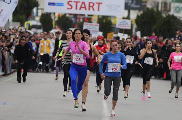 Thiếu nữ Thổ Nhĩ Kỳ thích thú chạy đua trên giày cao gót - 1