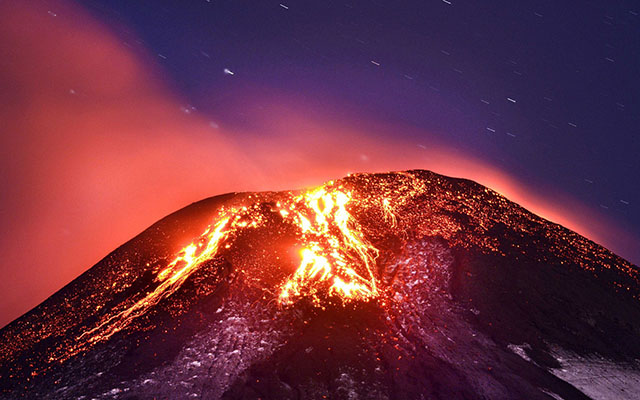 Ảnh: Núi lửa Chile phun trào, “đốt cháy” trời đêm - 1