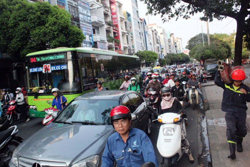 Lửa nhấn chìm một căn nhà, không ai dám tiếp cận - 8