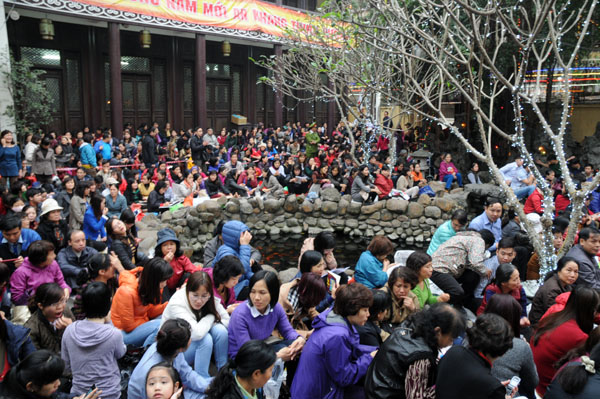 Người dân đổ về chùa Phúc Khánh dự lễ cầu an - 2