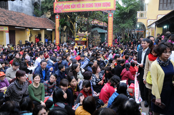 Người dân đổ về chùa Phúc Khánh dự lễ cầu an - 1