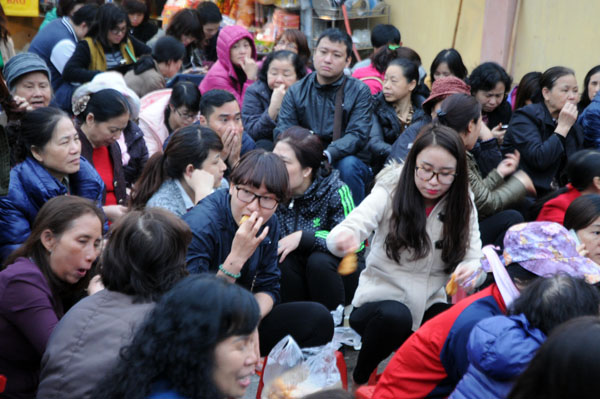 Người dân đổ về chùa Phúc Khánh dự lễ cầu an - 7