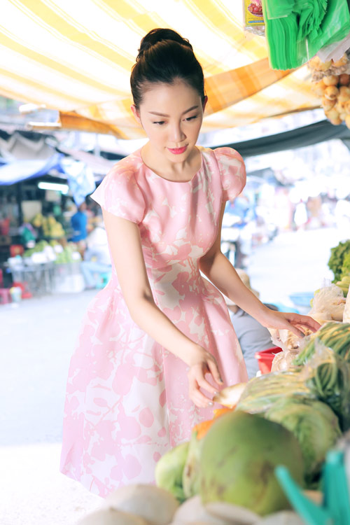 Linh Nga mặc váy xòe bồng đi chợ xuân - 1