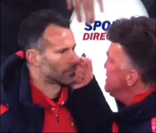 Không ăn mừng bàn thắng, Giggs "ăn đấm" của Van Gaal - 1