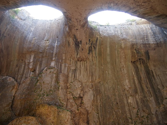 Tọa lạc tại đèo Iskar Gorge, gần làng Karlukovo, khu tự trị Lukovit Municipality, tỉnh Lovech thuộc Bungari, Prohodna được biết tới như một hang động đá vôi nổi tiếng với hai lỗ hổng nằm trên trần. Chính vì điểm khác biệt này, hang Prohodna còn có tên gọi khác là Đôi mắt Chúa Trời hay Oknata.