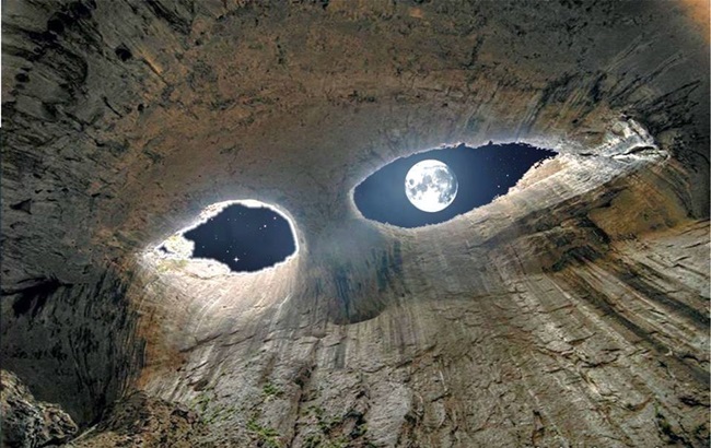 Còn khi đêm tới, nhìn từ trong hang ra, ánh trăng rọi qua lỗ hổng cũng tạo thành cảnh tượng thiên nhiên huyền ảo.