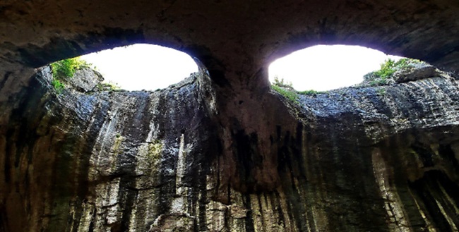 Với chiều dài tổng cộng là 262m và chiều cao hiện tại vào khoảng 42,5 tới 45m hang Prohodna được mệnh danh là hang động dài nhất ở Bungari.