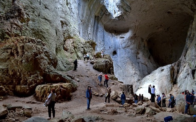 Khách tham quan thích thú  trước khung cảnh tuyệt đẹp của hang Prohodna.
