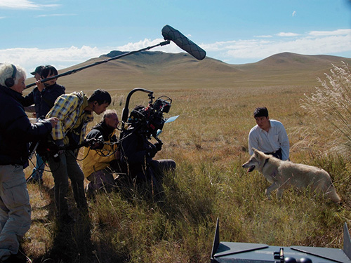 Khám phá đoàn phim "sống chung" với 35 chú sói - 3