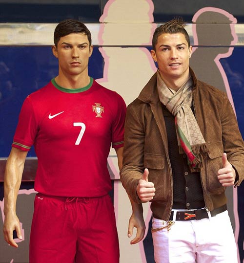 Điệu như Ronaldo: Chải keo vuốt tóc cho cả tượng sáp - 1
