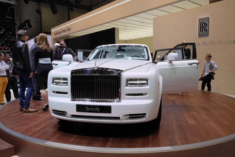 Rolls-Royce cho biết màu sơn mang tên "Bespoke Mother of Pearl" là màu sơn công phu nhất trong lịch sử phát triển thương hiệu, lớp sơn này được đánh bóng bằng tay trong 12 giờ.
