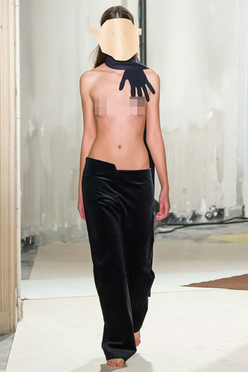 Bộ sưu tập trần trụi khuấy đảo sàn diễn Paris - 2