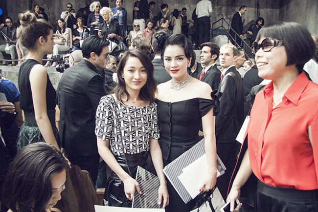 Lý Nhã Kỳ từng&nbsp;gặp Châu Tấn trong show diễn của Chanel tại tuần lễ thời trang Paris tháng 7/2013.
