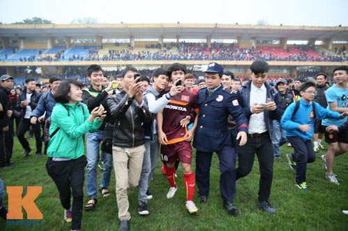 CĐV "phát cuồng" vì Công Phượng & U23 VN ở sân Hàng Đẫy - 6