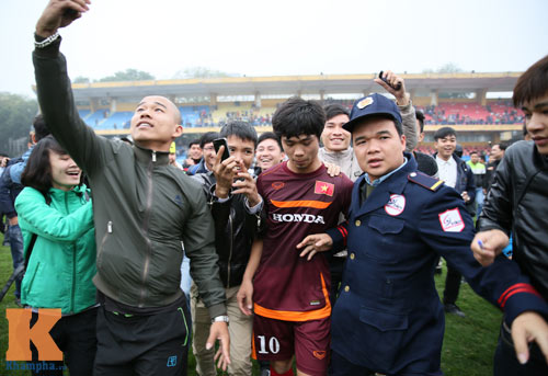 CĐV "phát cuồng" vì Công Phượng & U23 VN ở sân Hàng Đẫy - 7