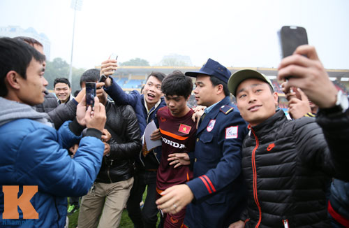 CĐV "phát cuồng" vì Công Phượng & U23 VN ở sân Hàng Đẫy - 8